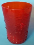 Antigo copo de vidro grosso vermelho com relevo em flor de lis medindo 10,5cm.