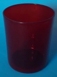 Copo de vidro vermelho medindo 10x7,5 cm.