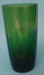Copo long drink verde em vidro canelado medindo 8x15 cm.