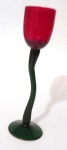 Elegante taça BAYERN na cor vermelha com haste moldada na cor verde medindo 19x4cm