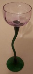 Elegante taça BAYERN na cor lilás com haste moldada na cor verde medindo 19x4cm