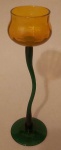 Elegante taça BAYERN na cor amarela com haste moldada na cor verde medindo 19x4cm