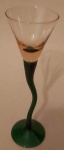 Elegante taça BAYERN na cor rosê com haste moldada na cor verde medindo 19x4cm