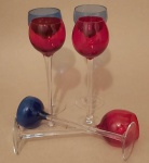 Antigo jogo de seis taças para licor com hastes longas translúcidas com bojos colorido em tons rubi e azul cobalto medindo 19 cm.