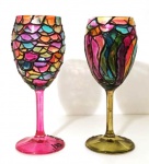 Par  de taças em vidro pintado a mão em formas geometricas coloridas de Ilsa Negra medindo 19 cm