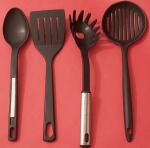 Variados talheres em silicone preto