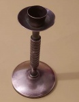 Castiçal em bronze detalhes na base medindo 13 cm.