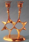 Candelabro para Shabal para duas velas em metal dourado com prateado com estrela de Davi med. 19x13x6 cm.