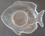 Antigo prato de peixe em vidro moldado e trabalhado medindo 27x7 cm.