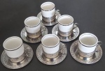 Conjunto de xícaras de café Vera Cruz em porcelana branca com suporte de metal prateado em relevo de guirlanad de folas medindo.