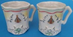 Par de canecas em porcelana com imagem de Nossa Senhora Aparecida e arabescos decorados e filetes vermelho medindo9x8 cm.