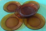 Sete pratos duralex de sobremesa medindo 19 cm.