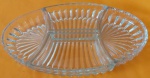 Antiga petisqueira em quatro modêlos separados em vidro trabalhado que juntando forma uma travessa oval medindo 32x21 cm.
