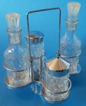Galheteiro em demi cristal translúcido com suporte de metal cromado base e tampa em acrilico canelado medindo 20x20 cm.