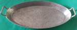 Assadeira em alumínio oval com alças medindo 4,5x47x24 cm.
