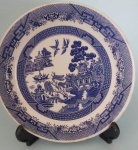 Prato decorativo de parede em porcelana Oxford resistente a máquina de lavar com bicados atrás conforme foto medindo 18 cm.