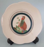 Prato decorativo de parede em porcelana São Caetano com fio de cabelo e imagem no centro de Peru e bordas onduladas medindo 18 cm.