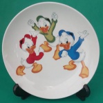 Prato decorativo com personagens Huguinho, Zezinho e Luizinho em porcelana branca Disney medindo 17 cm.