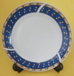 Prato decorativo de parede em porcelana Mont D'oro com barrado nas cores amarelo e azul com flores medindo 19 cm.