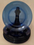 Nove pratos de sobremesa Duralex na cor azul medindo 19 cm.