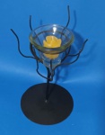 Castiçal com astes em metal torcido e vidro em formato cone para velas medindo 16x15cm.