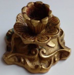 Castiçal em bronze trabalhado solitário medindo 6x9 cm.