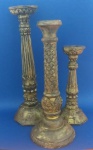 Trio de Castiçais Indiano em madeira esculpida com nuances dourados medindo 24x10 , 34x12 e 30x13 cm.