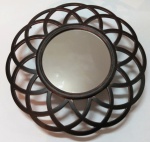 Espelho decorativo na cor preta com nuances dourado medindo 25 cm.