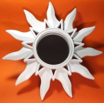 Espelho de parede na cor branca formato Sol medindo 25 cm