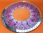 Espelho redondo em mosaico na cor rosa formato mandala medindo 30 cm.