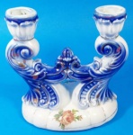 Castiçal em porcelana branca com filetes dourados nas cores azul e branco para duas velas. Medindo 15x14 cm. Acompanha velas.