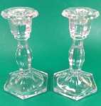 Par de castiçal em vidro lapidado medindo 6x15x8,5 cm.