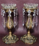 Par de Castiçais em bronze pesado trabalhado com pingentes de cristais e bobeches medindo 25x15 cm bobeche 9 cm.