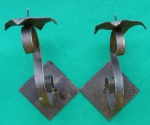 Par de castiçais em metal de  parede medindo 14x8cm.