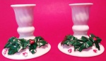 Par de castiçal em porcelana branca com motivos natalinos com folhas e flores medindo 7x3x7 cm.
