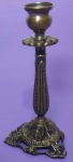 Castiçal em bronze com detalhes de uva na base medindo 22 cm