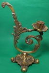 Castiçal em bronze com detalhes e arabescos medindo 6x17 cm