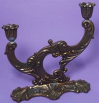 Candelabro para duas velas em metal cobre medindo 22x23 cm.