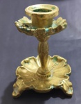 Castiçal em bronze apoio em 4 pés medindo 11x7cm.