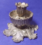 Castiçal em bronze trabalhado para uma vela medindo 9x11 cm.