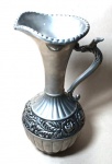 Jarro em metal prateado pewter barrado com alça trabalhado canelado com flores e folhas medindo 23x4 cm.