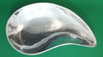 Centro de mesa em forma de gota em alumínio grosso medindo 35x21x3cm
