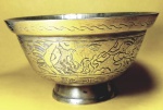 Cachepot em bronze com base e trabalhos em baixo relevo medindo 19x12x9 cm.