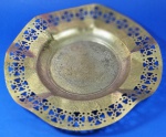 Prato decorativo em metal dourado trabalhado com borda vazada medindo 32 cm. com desgaste do tempo