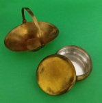 Porta jóia e cesta em metal dourado medindo 9x5x7 e 15x10 cm.com desgaste do tempo.