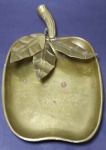 Petisqueira formato maça em metal dourado com folhagens meidndo 26x17x1cm.