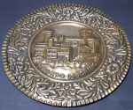 Prato de parede em cobre trabalhado em alto relevo com borda com flores e ramos cidade de Torino medindo 30 cm.