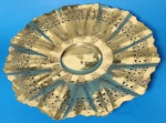Centro de mesa com pé alto, em metal dourado com borda vazada medindo 31x7 cm . necessita banho