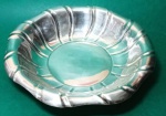 Centro de mesa em metal prateado ondulado medindo 24 cm.  02