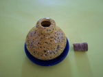 Difusor em cerâmica com furos ao redor,  na cor amarela com tampa de rolha ,suporte de prato azul royal medindo 8x5 cm.